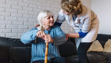 Conheça os fatos sobre os serviços de assistência domiciliar a idosos