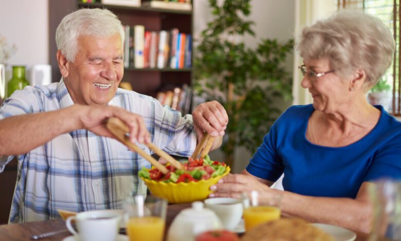 Alimentar os idosos quando eles não conseguem se alimentar sozinhos